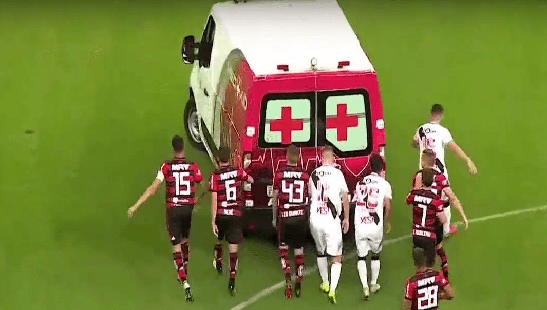 No faltó mucho para que la ambulancia pudiera arrancar su camino.