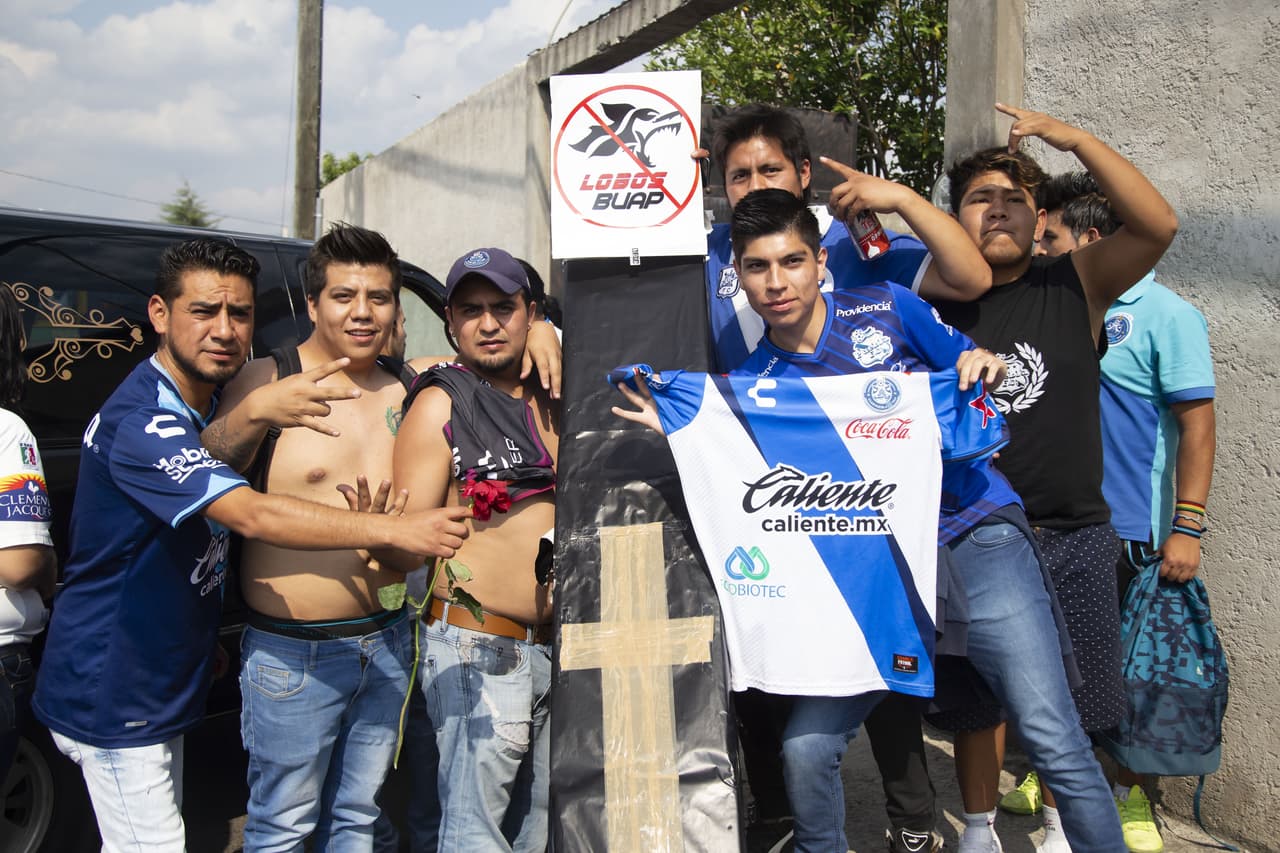 Los aficionados de 'La Franja' que acudieron al Universitario se burlaron del descenso de Lobos.
