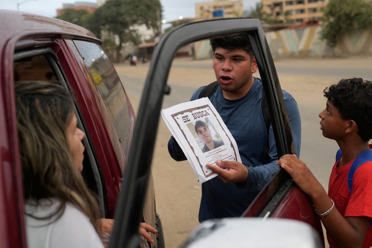 Pedro Gómez pregunta a la gente por su primo, Andrés Molina, que está desaparecido desde los terremotos, en La Guaira, Venezuela, el sábado 22 de agosto de 2026.