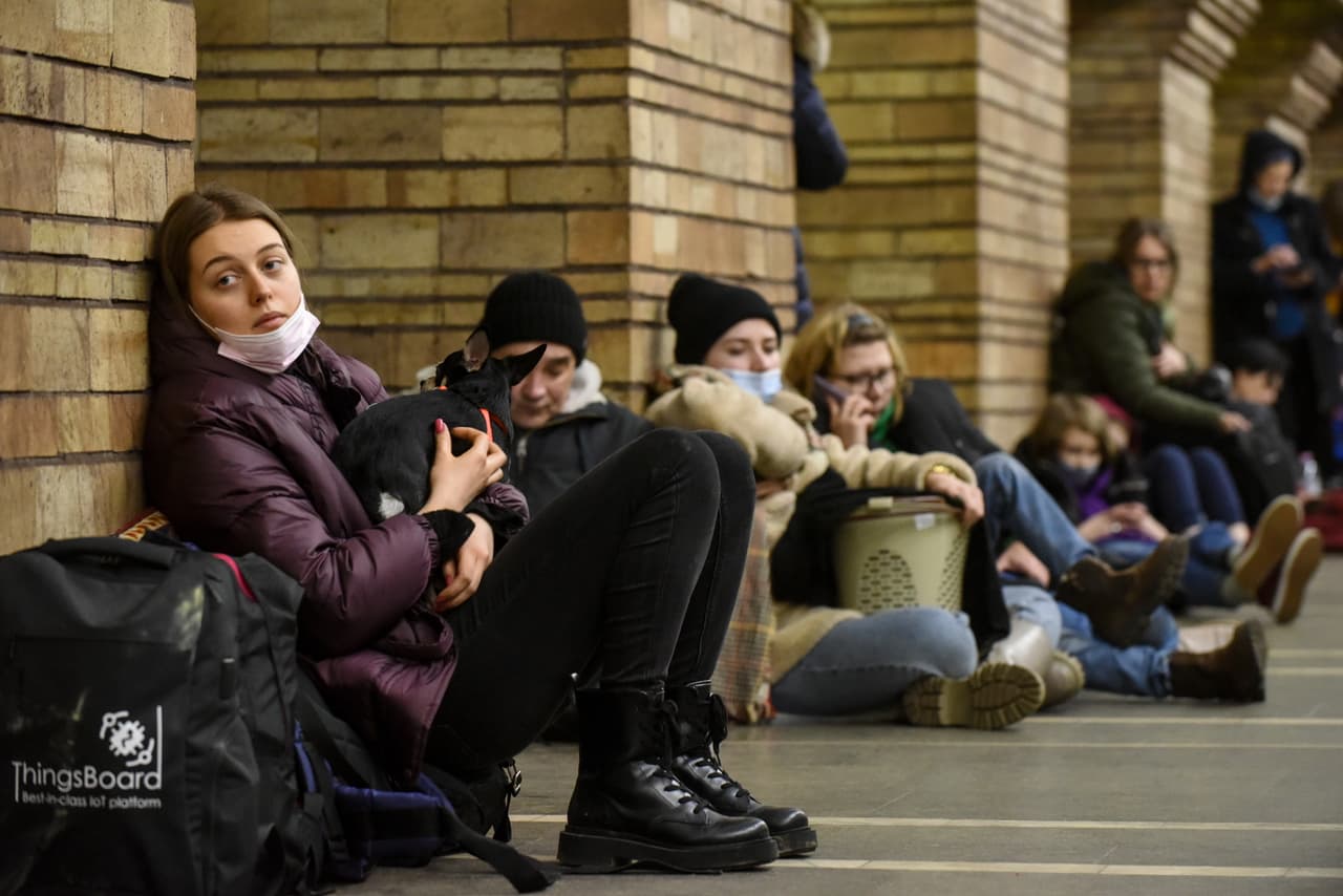 Durante todo el día se han registrado explosiones en todo el país, incluso en la capital, Kiev. En la fotografía un grupo de jóvenes guarecidos en el metro de Kiev.