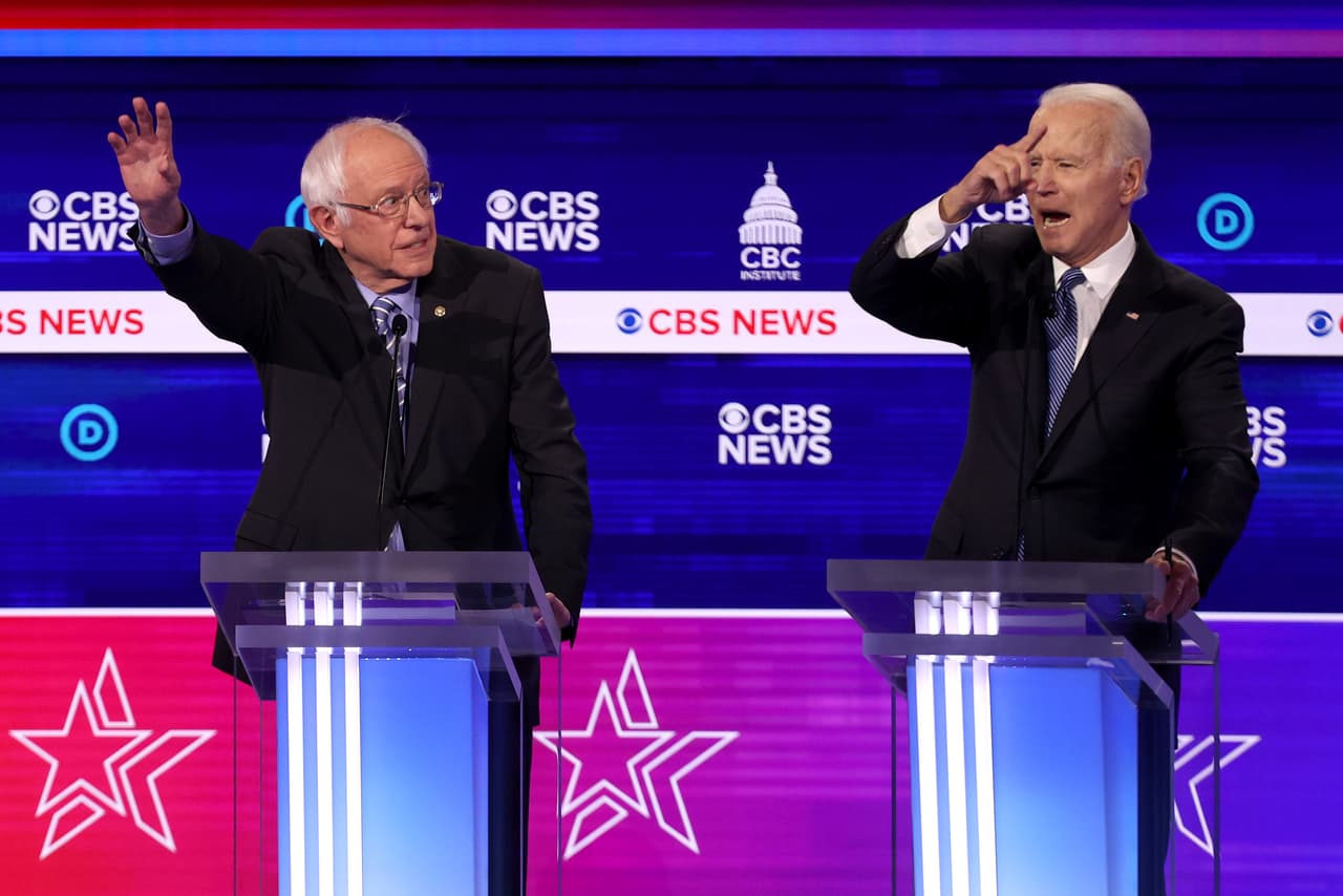 El exvicepresidente
<a href="https://www.univision.com/temas/joe-biden">Joe Biden</a> se molestó en un momento del debate porque era interrumpido por los otros candidatos y no lo dejaban terminar sus ideas. "¿Por qué me interrupen? Nadie es interrumpido (cuando su tiempo termina)"
<b>, </b>reclamó dirigiéndose a la moderadora. En realidad, el debate fue por momentos muy caótico y los moderadores trataron de frenar a los participantes cuando se excedieron en el tiempo o se interrumpieron unos a otros.