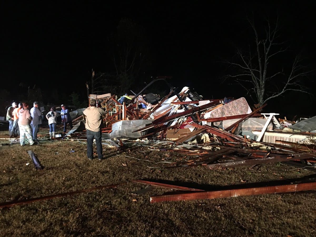 Al menos siete muertos y varios heridos tras el paso de un tornado en Alabama