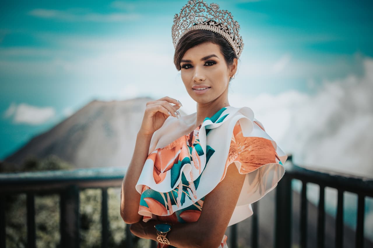 Marisela de Montecristo vestida con su corona de Miss El Salvador frente a un volcán próximo a la capital del país.