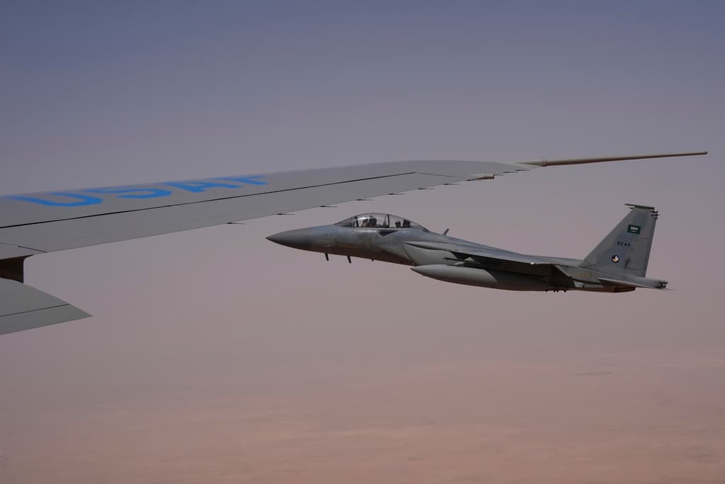 Aviones de combate F-15 de la Fuerza Aérea Saudita escoltan al Air Force One que transporta al presidente Donald Trump a su llegada a Arabia Saudita, el martes 13 de mayo de 2025.
<br>