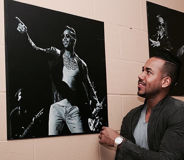 Romeo es súper fan del chico que aparece en la foto...¡claro! le fascina admirarse.