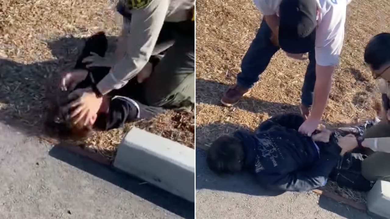 Presentes acusaron al oficial de utilizar fuerza excesiva para detener al adolescente.