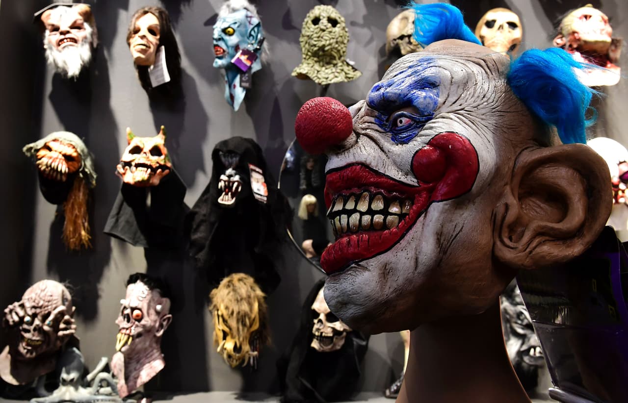 Con esta máscara puedes volver a la gente loca de verdad, aunque igual esta temporada el disfraz de payaso espeluznante
<a href="http://www.univision.com/estilo-de-vida/trending/los-payasos-espeluznantes-son-una-broma-pero-estas-son-sus-consecuencias-reales">está muy visto</a>. Siempre puedes ponerte una gorra de McDonalds.