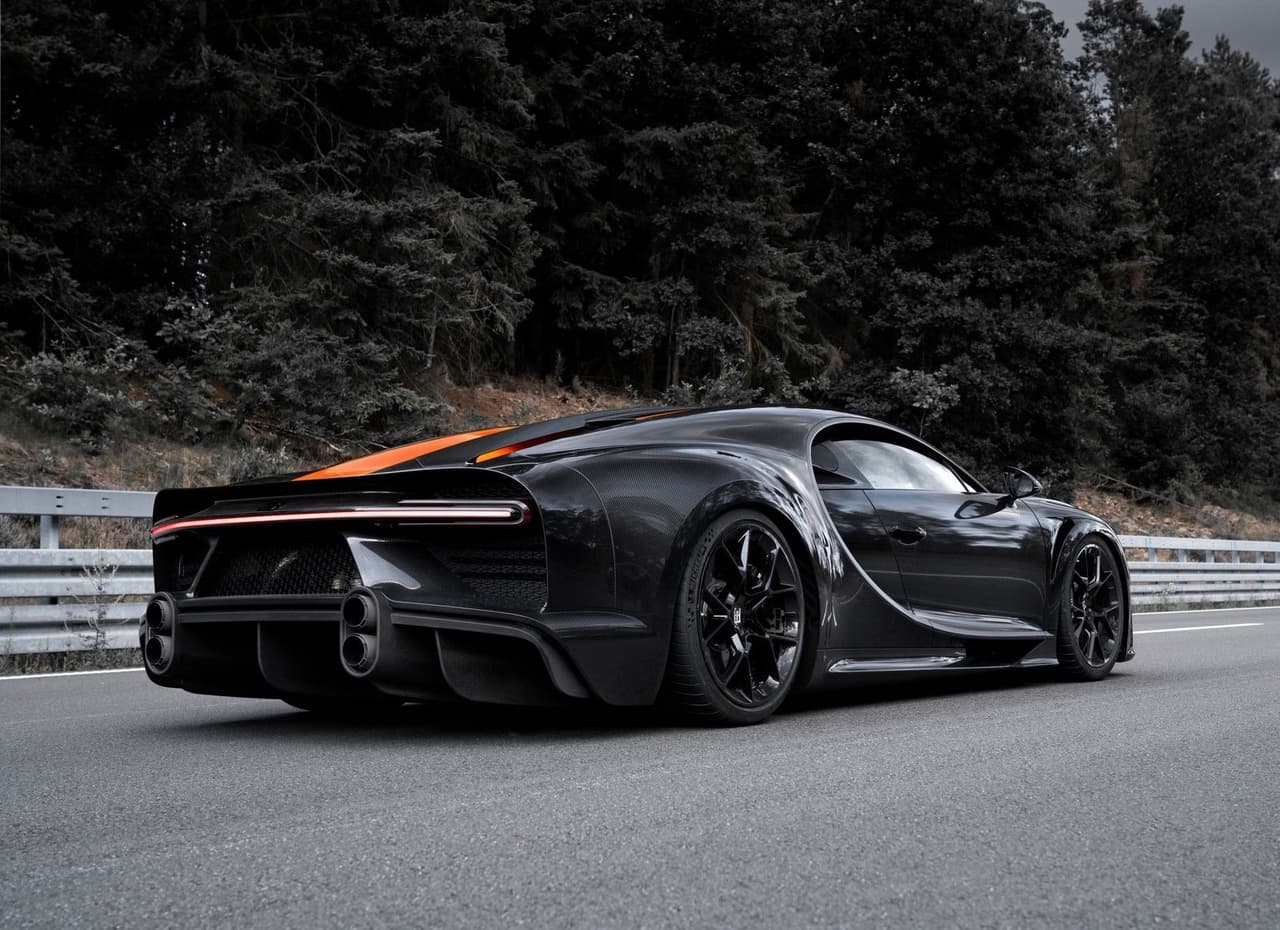 <b>Motor:</b> W16 de 8.0 litros con 4 turbocompresores
<br>
<b>Transmisión:</b> Automática de 7 velocidades y doble embrague
<br>
<b>Potencia:</b> 1,578 HP
<br>
<b>Torque:</b> 1,180 lb-pie
<br>
<br>
<b>Precio:</b> 3,900,000 dólares