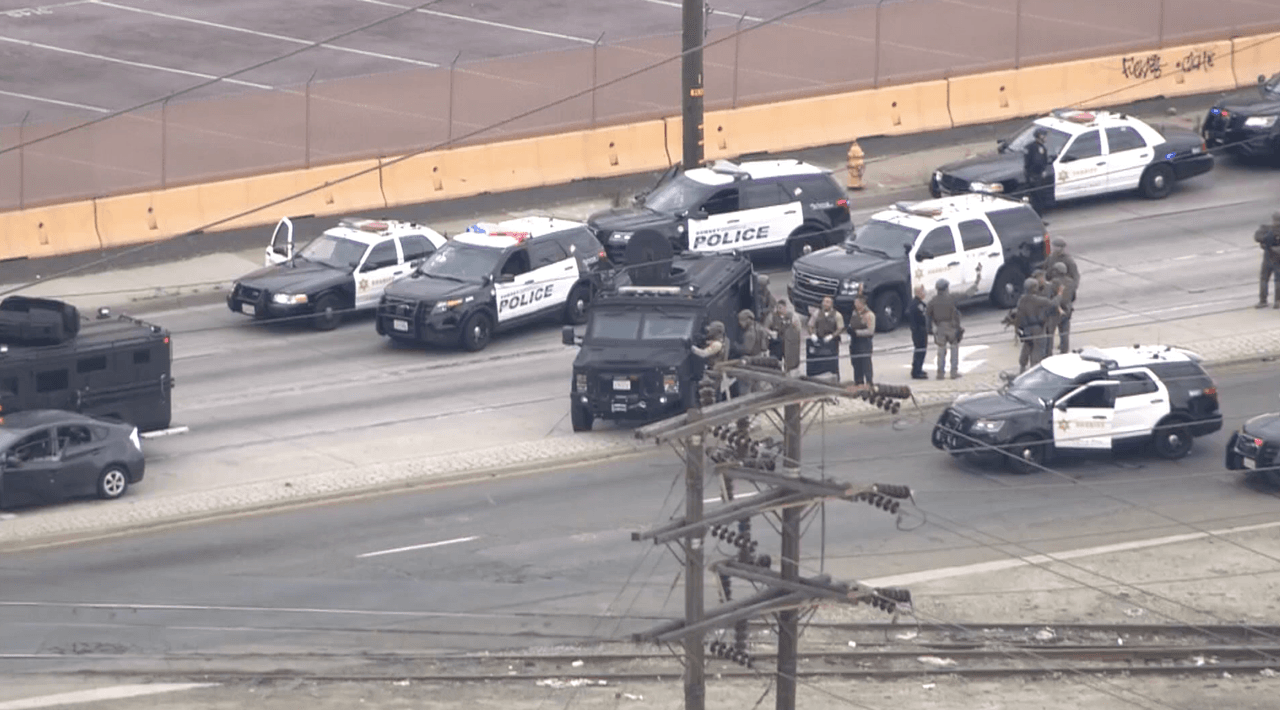 <a href="https://www.univision.com/local/los-angeles-kmex/viernes-de-furia-violenta-persecucion-moviliza-a-decenas-de-agentes-policiales-y-deja-dos-heridos-en-el-sur-de-california">Una dramática persecución que inició en el área de Downey</a> y que movilizó a decenas de oficiales de la policía local, así como de las fuerzas especiales, culminó con la captura del presunto responsable de un asesinato que se cometió el martes, 7 de mayo, en la licorería ASL.