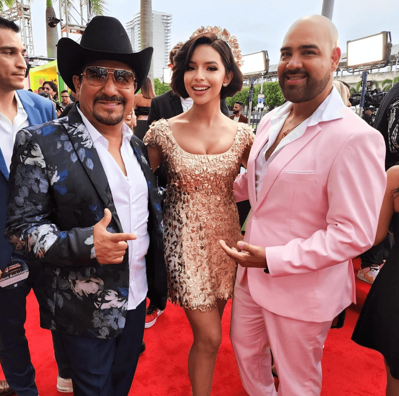 <h3 class="cms-H3-H3"><b>Ángela Aguilar </b></h3>
<br>
<br>Vestida en oro y con una corona, la ‘
<a href="https://www.univision.com/musica/angela-aguilar-se-incomoda-al-recibir-donaciones" target="_blank">Princesa del Regional Mexicano’</a> confirmó su importancia en la realeza musical.
<a href="https://www.univision.com/musica/las-recetas-de-angela-aguilar-1" target="_blank">Ángela Aguilar</a> asistió al evento en compañía de su padre, Pepe Aguilar.