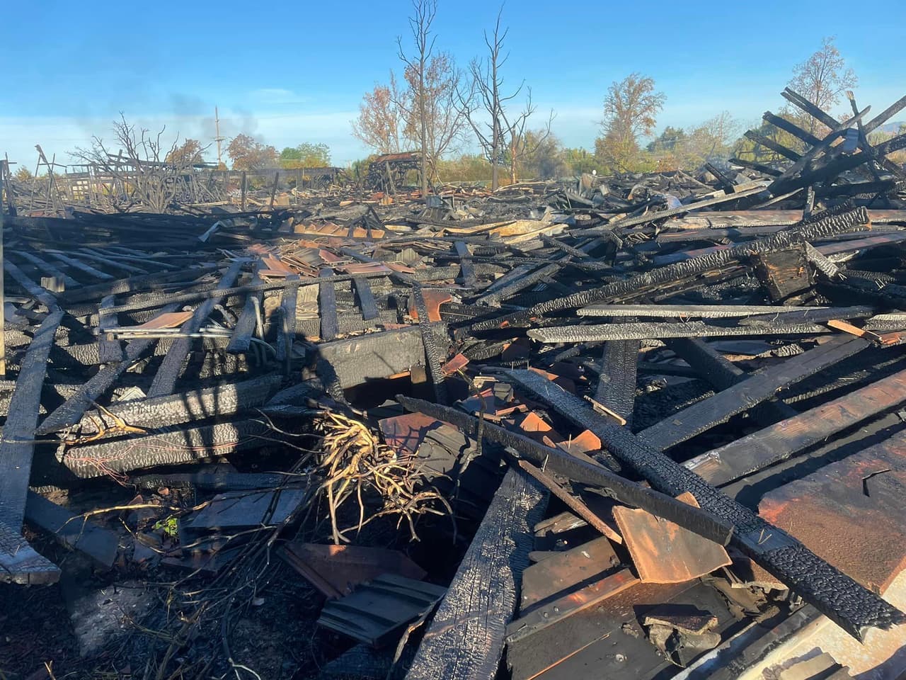 Aunque se encuentran en curso las investigaciones, hasta el momento se desconoce la causa exacta del incendio.