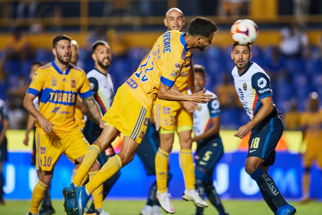 Justo después de la expulsión de Salcedo, Reyes puso emoción al juego con el 2-1. Segunda jornada consecutiva en la que anota 'el flaco'.