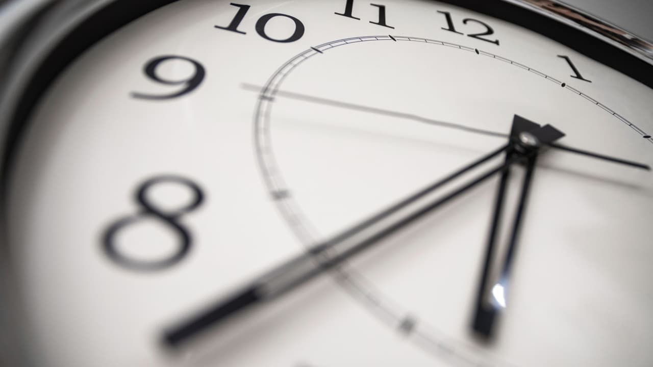 <h3 class="cms-H3-H3">En resumen 💡 </h3>Texas cambia la hora el 9 de marzo y el 2 de noviembre de 2025. El resto es cuestión de organización:
<b>un par de ajustes, un poco de café extra y la certeza de que todos lleguen a tiempo.</b>