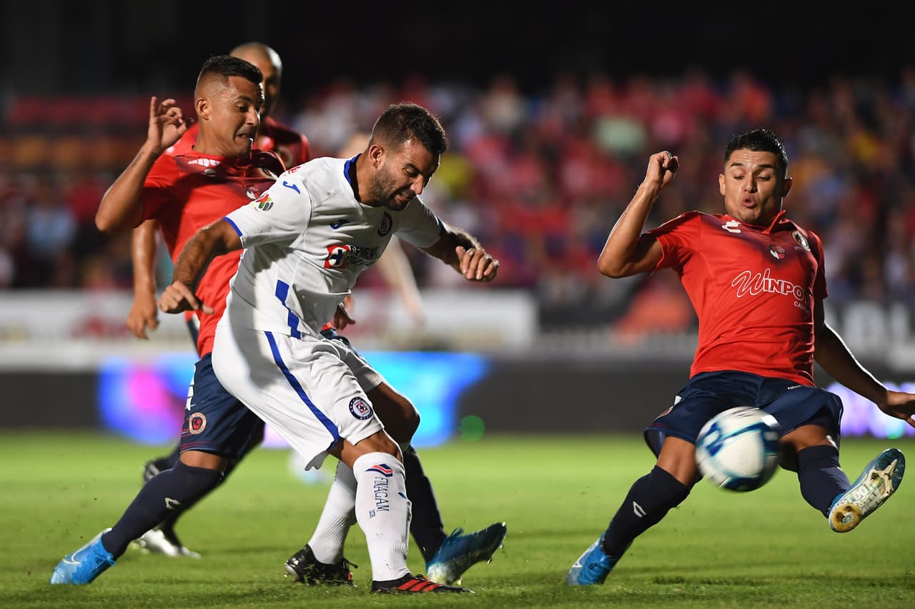 Martín Cauteruccio dispara a gol, pero no consigue romper las redes.
