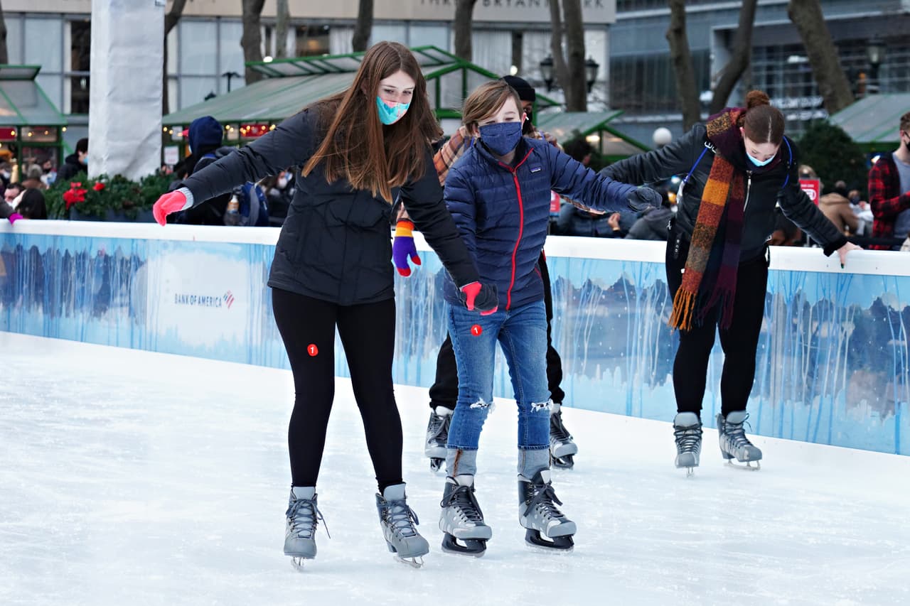 Patina sobre el hielo antes de que las pistas de patinaje cierren este año. Puedes encontrar pistas en el Bryant Park, Prospect Park y Central Park.