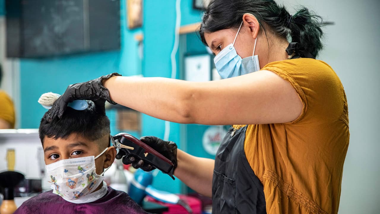 Salones de belleza y barberías pueden empezar a operar dentro de sus instalaciones en Los Ángeles en tiempos de coronavirus