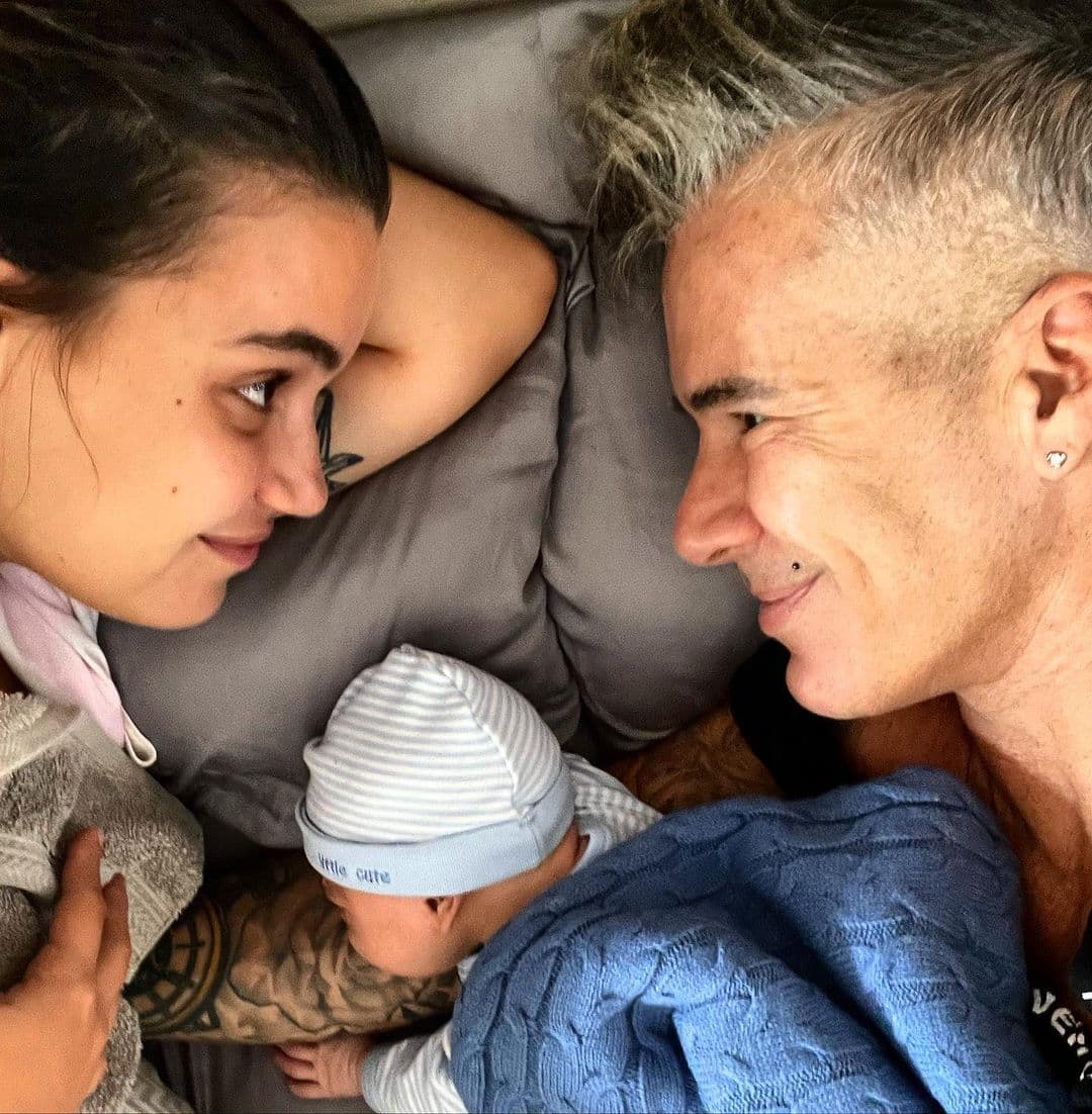 A pesar de las polémicas, Fernando Carrillo se convirtió en papá por segunda vez a los 55 años. Su pareja, 30 años menor que él, dio a luz a Milo el pasado 10 de marzo.