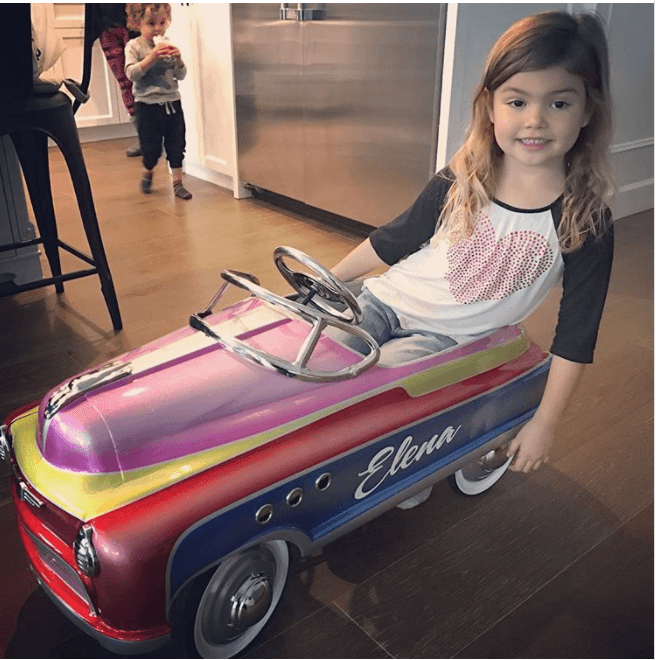 Como es su primogénita no deja de hacerle regalos, como este auto vintage personalizado con su nombre.