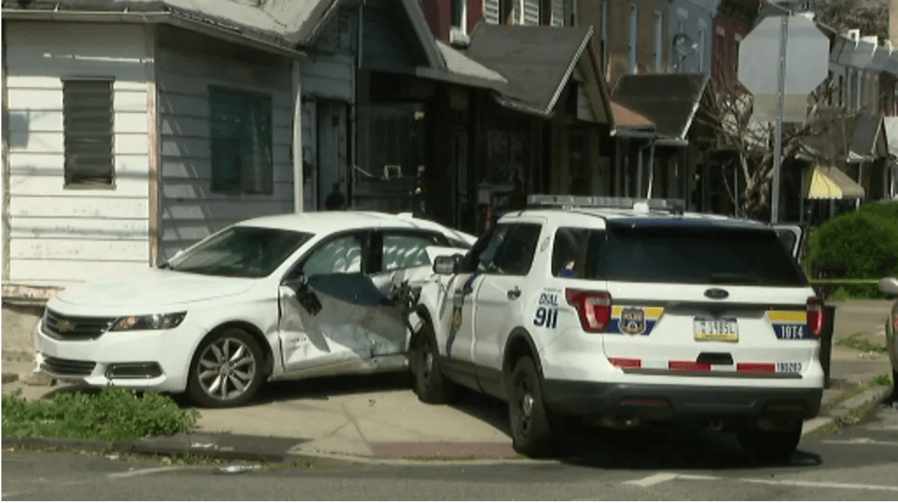 Robo de auto deja a un adolescente herido y un accidente que involucra a la policía de Filadelfia