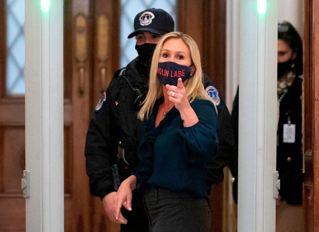 Greene suele ponerse mascarillas con mensajes. En la semana del asalto al Capitolio, llevaba una con el falso mensaje "Trump ganó". Esta foto es del 12 de enero de 2021, dice "molon labe", un eslogan que usan los defensores de los derechos de armas que significa algo así como un 'amenazante' "ven y tómala".