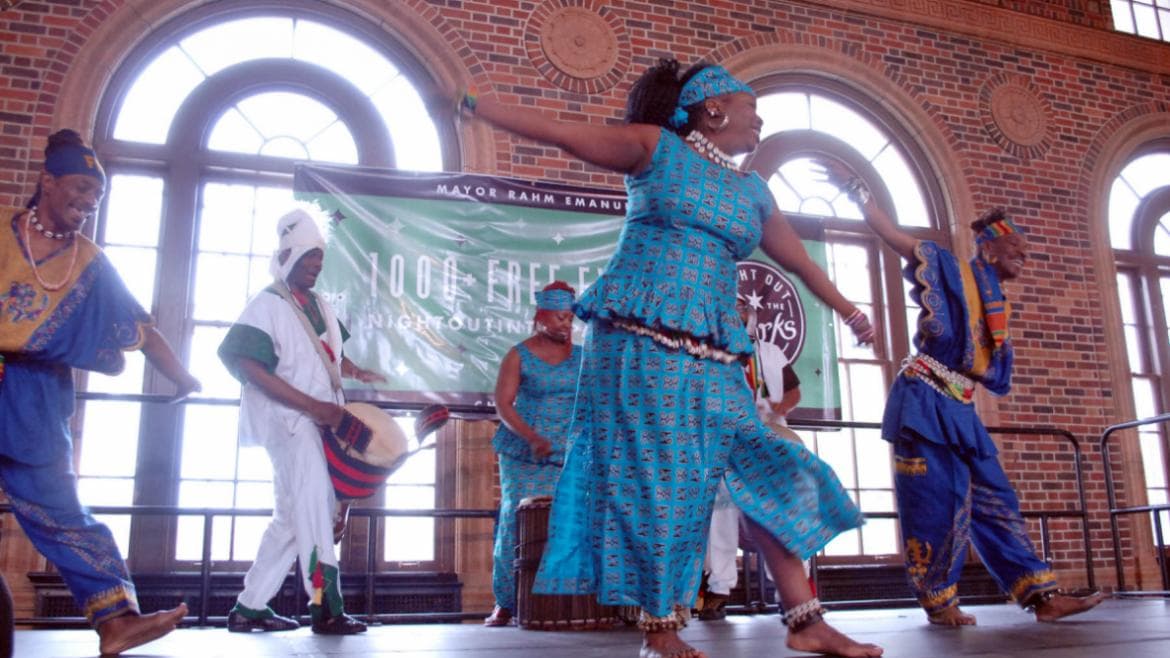 Las danzas tradicionales de las culturas del mundo no podían faltar en las presentaciones artísticas en los parques de Chicago durante el verano.