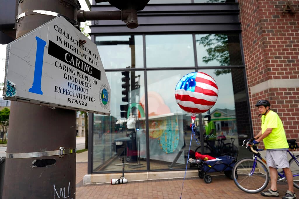 El gobernador de Illinois, J.B. Pritzker, dijo en un tuit que está “supervisando de cerca la situación en Highland Park” y que la policía estatal de Illinois está brindando ayuda.