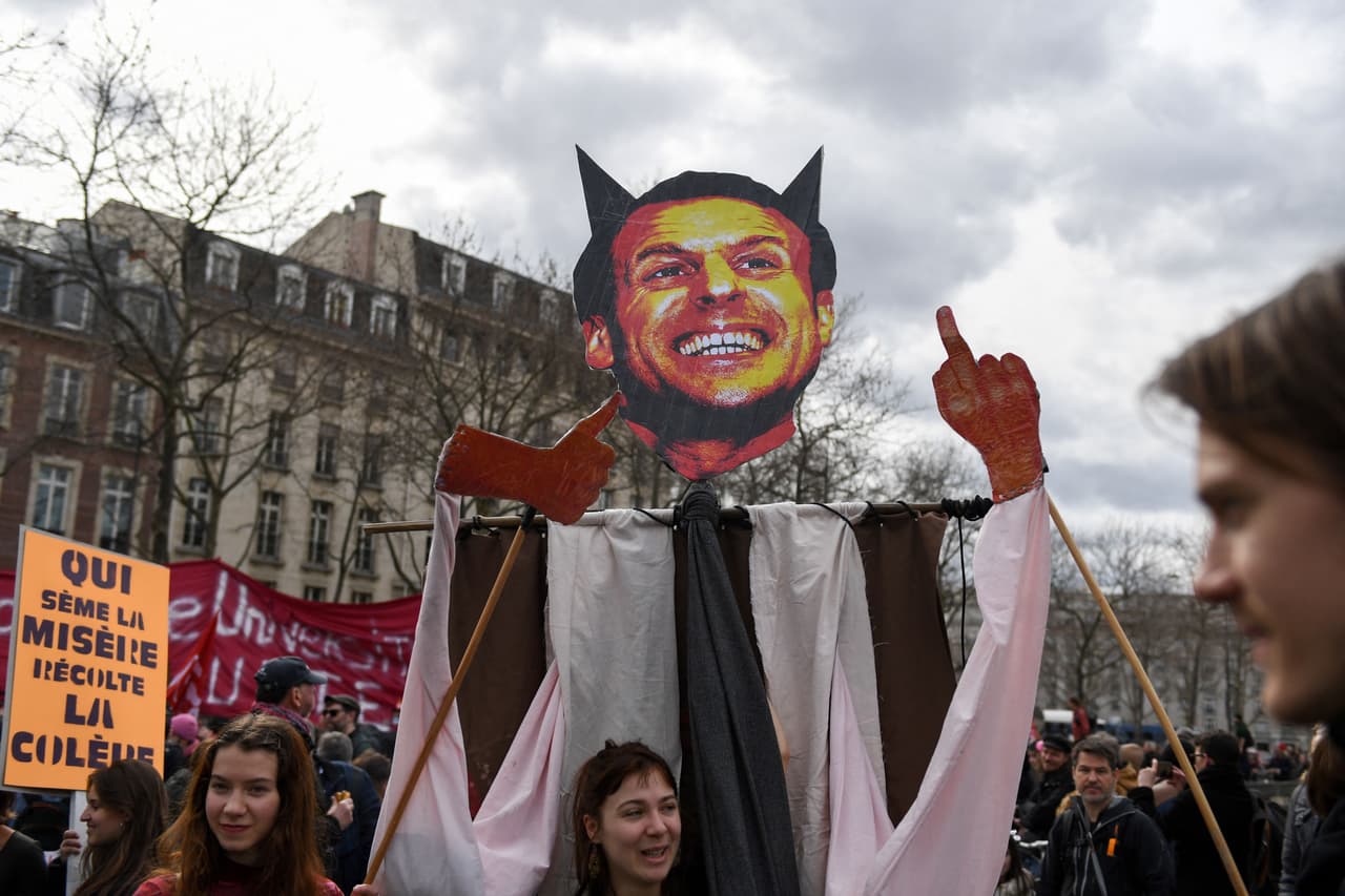 Las protestas se multiplicaron este sábado en Francia contra la
<b>reforma de las pensiones impuesta por decreto por el presidente liberal Emmanuel Macron</b>, en un clima de creciente tensión política y social en ese país europeo.