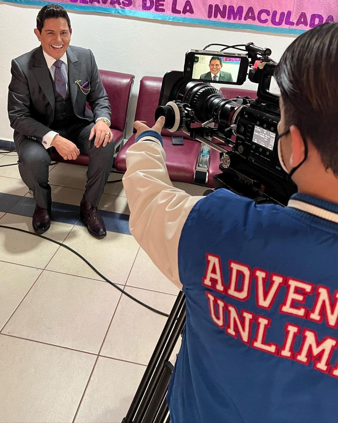 A pesar de las incomodidades que pueden causarle los aparatos que está usando para continuar con las grabaciones, el actor se mostró con buena actitud y animado a seguir trabajando.