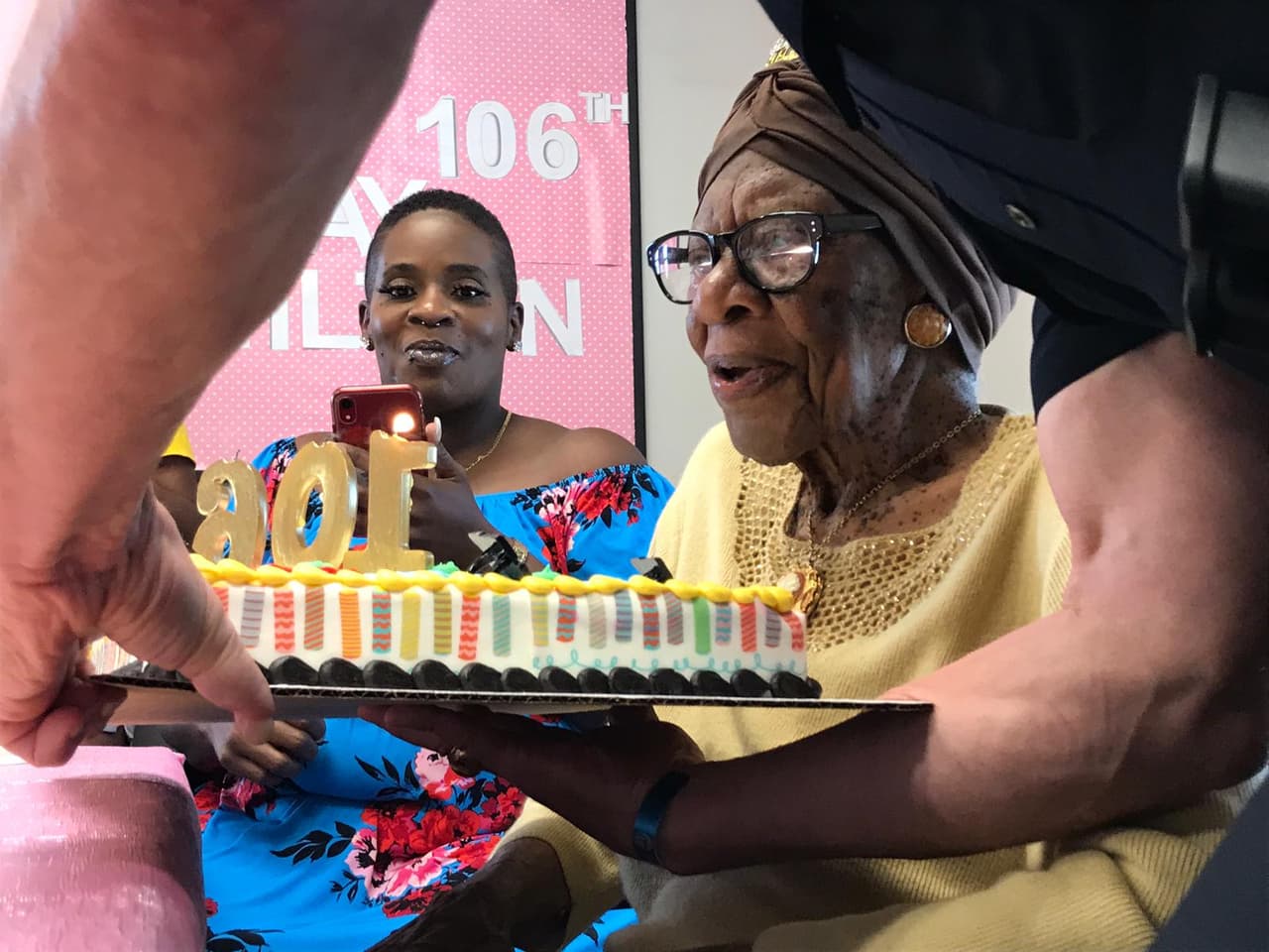 Cada domingo asiste la iglesia.
<br>