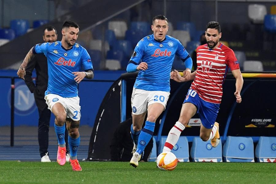 Napoli pierde ante Granada y queda fuera de la UEFA Europa League. El partido terminó con un marcador global 2-3 a favor de los rojiblancos. Zielinzki y Rui Peña anotaron para los de Gattuso, pero el tanto de Montoro sentenció la tarde para los 'gli azzurri'; Hirving Lozano no tuvo participación por lesión.