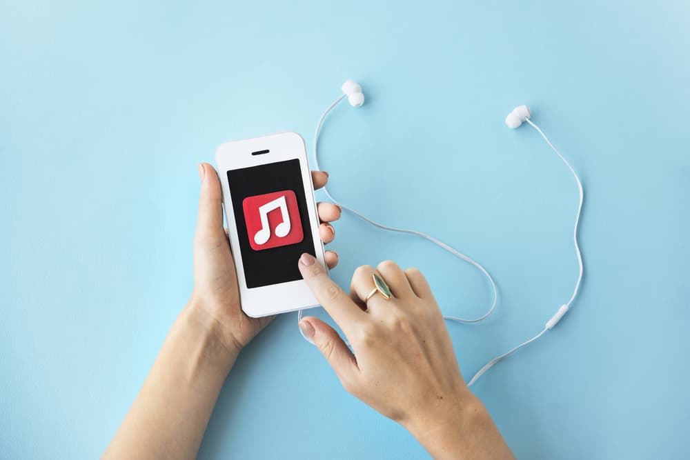 También puedes animarte a armar listas de reproducción según tu estado de ánimo, o un año de tu vida que recuerdes con particular cariño y compartirlas con tus amigos. O simplemente, poner algo que te ponga a bailar mientras limpias, cocinas, o lo que quieras, en tu hogar.