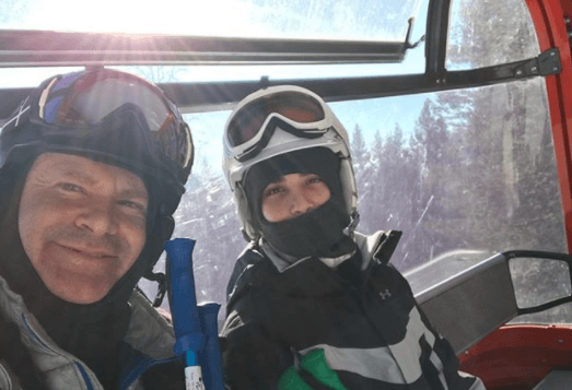 Aquí lo vemos con su hijo Alex, el conductor se dio tiempo para todos.