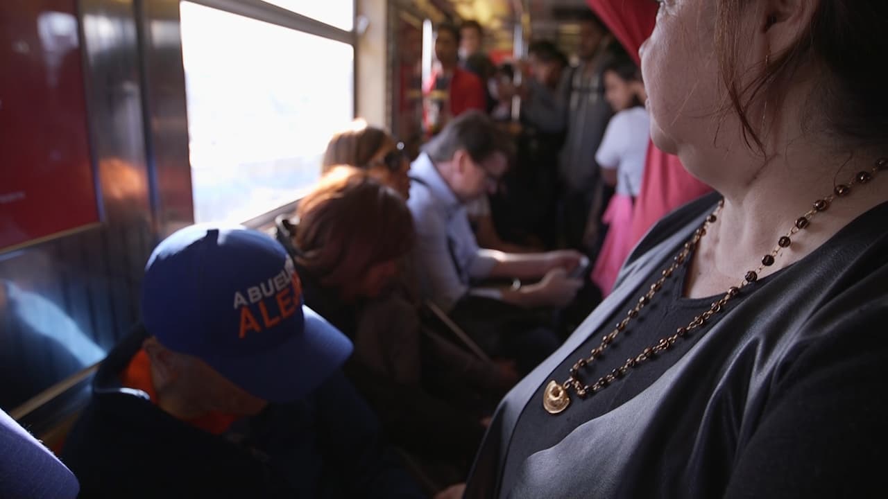 Alejo, de 83 años, en el metro de Nueva York. Nancy lo ayudó a encontrar actividades que lo mantuvieran entusiasmado y activo.