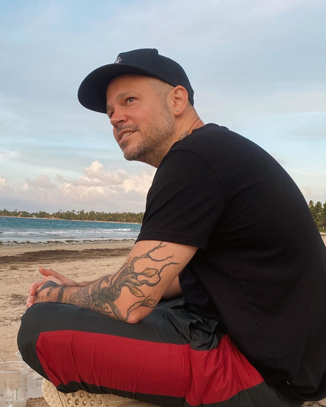 A dicha publicación,
<b>Residente</b> comentó: “a cuáles 5?”, para así asegurarse a quiénes hace referencia el reggaetonero de 39 años.