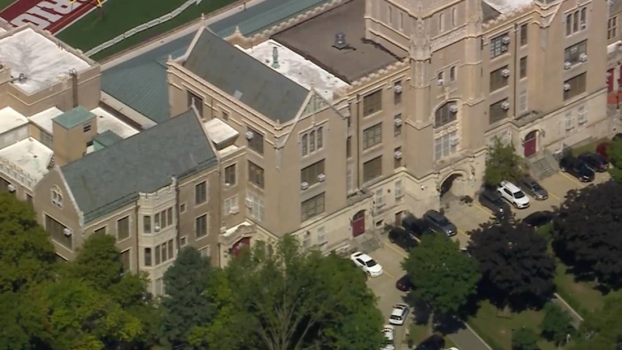 Dos estudiantes enfrentan cargos por portar armas cargadas en escuelas de Nueva York