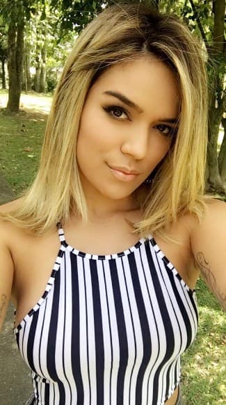 Puedes jugar con el largo del cabello y el color. Aquí vemos a Karol G con una melena más corta y un diferente tono de rubio.