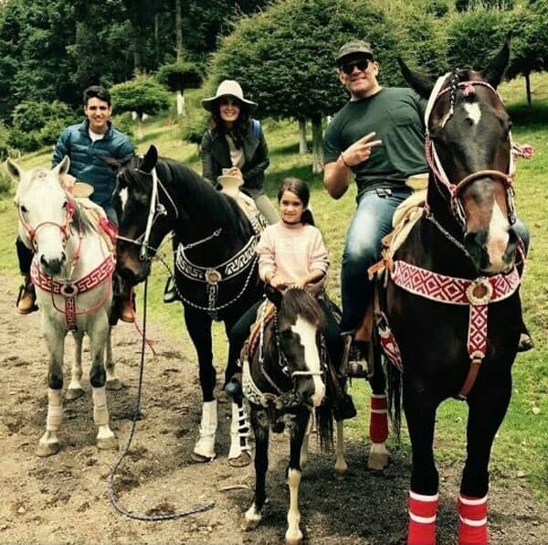 Todos se llevan muy bien y viajan juntos compartiendo lindas experiencias.