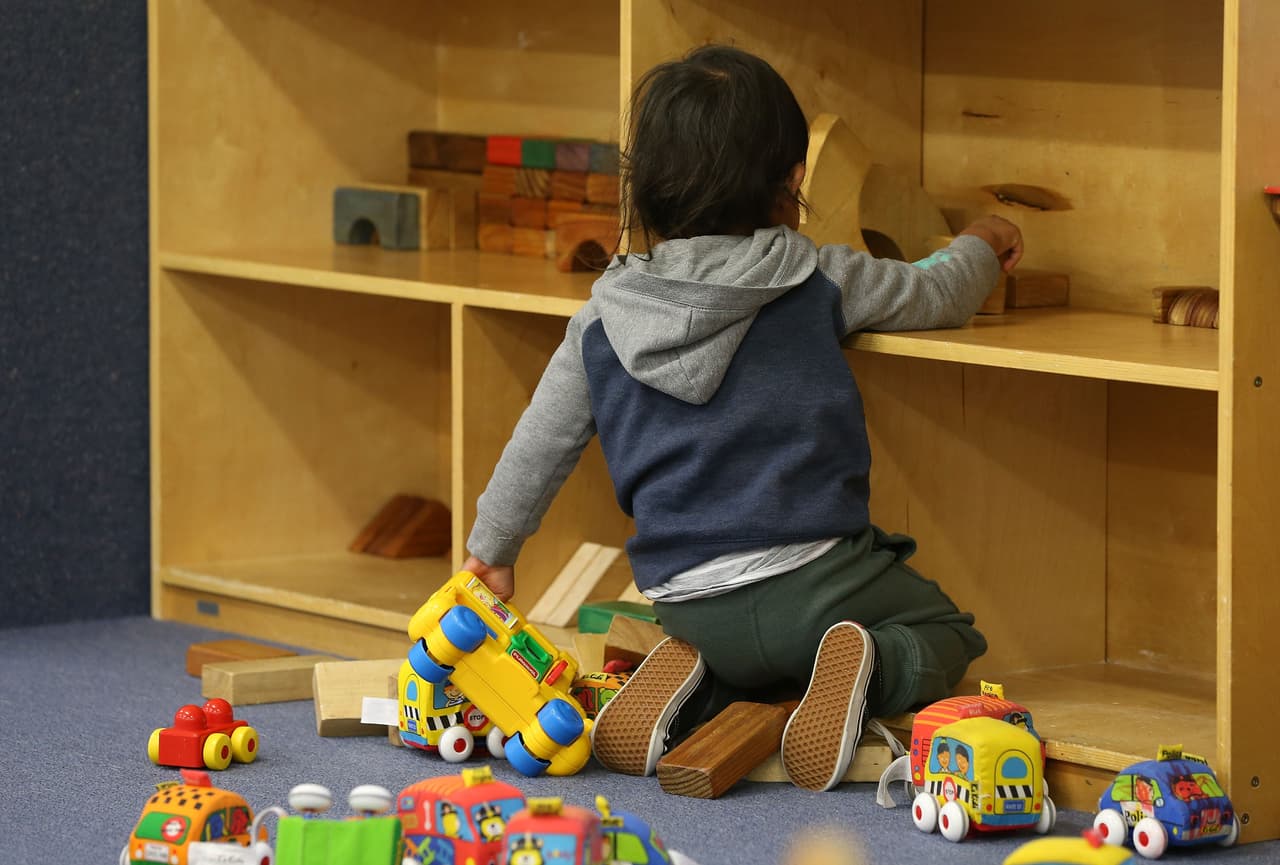 Muchos padres latinos no pueden pagar programas privados y es posible que no conozcan los financiados con fondos públicos.