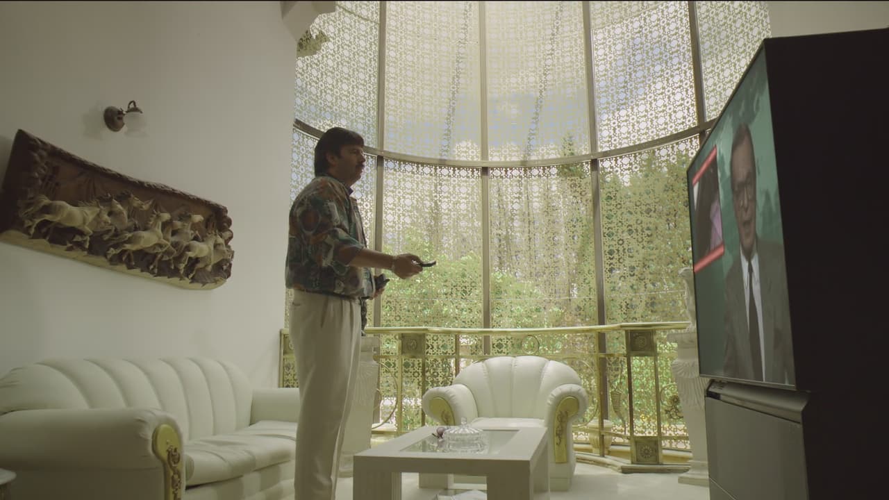 En los 80 las enormes televisiones salieron a la venta, pero eran muy caras. En los 90 el precio comenzó a bajar, sin embargo no cualquiera tenía grandes pantallas. A los narcos les gustaba tener este tipo de lujos, así como la que vemos en la casa de 'Amado'.