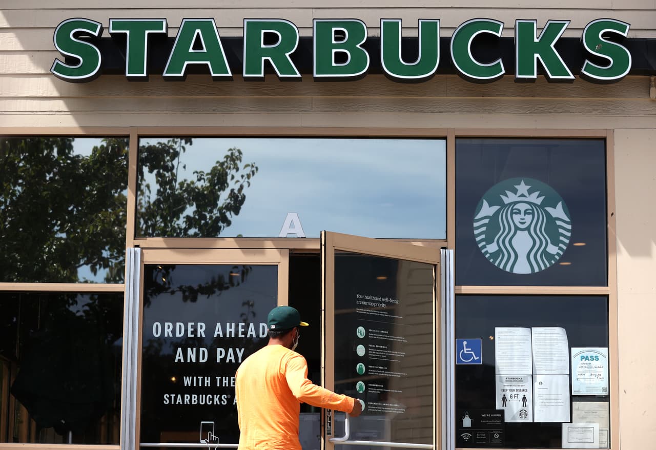 El 9 de julio, Starbucks se convirtió en la primera cadena nacional de restaurantes en anunciar un requisito de máscara, que entró en vigencia el miércoles. La política se aplica solo a las tiendas propiedad de la empresa.