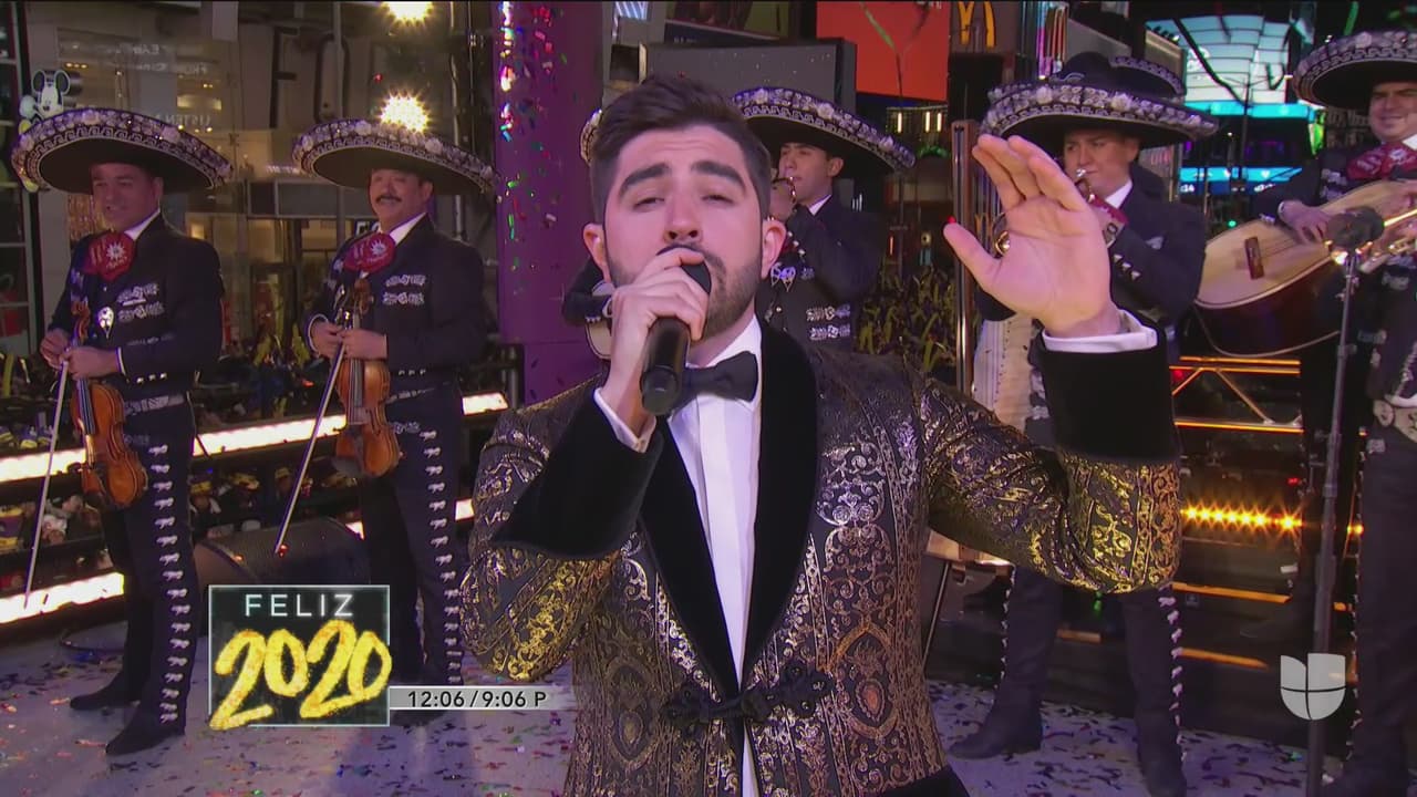Y así fue como Joss Favela subió al escenario acompañado del mariachi Sol de México de José Hernández, siendo esta la primera vez que un mariachi toca en Times Square para recibir el Año Nuevo.