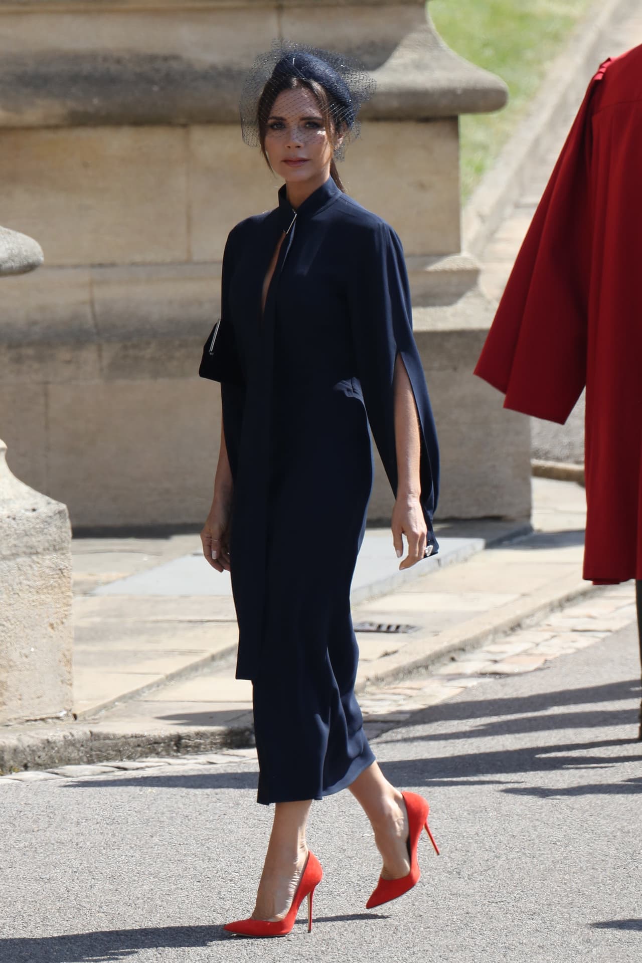La diseñadora de modas
<b>Victoria Beckham (y su vestido profundamente oscuro)</b> fue una de las invitadas más comentadas de la
<b><a href="https://www.univision.com/noticias/trending/la-boda-del-principe-harry-con-meghan-markle-el-matrimonio-de-la-realeza-britanica-con-la-gente-real">boda real</a></b> dentre Meghan Markle y el príncipe Harry.
