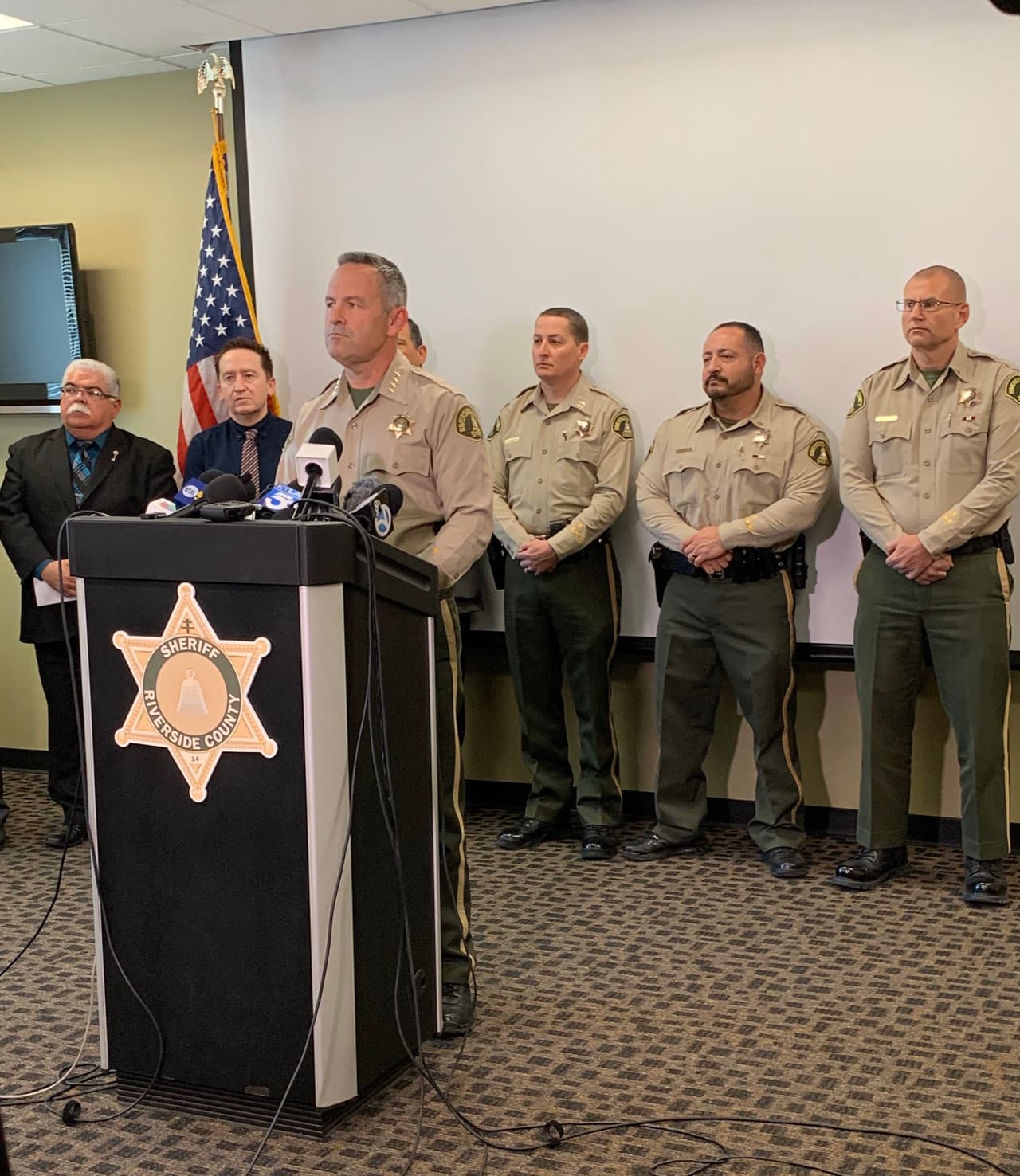 Las autoridades aún investigan el hecho. Cualquier persona con información sobre este caso debe comunicarse con el Investigador Louriero de la Unidad Central de Homicidios al teléfono (760) 393-3524 o (951) 955-2777.