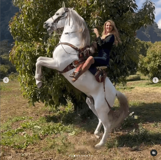 Desafortunadamente, cuando la actriz se sintió más confiada, el caballo “la hizo como trapo”, según explicó en redes sociales.