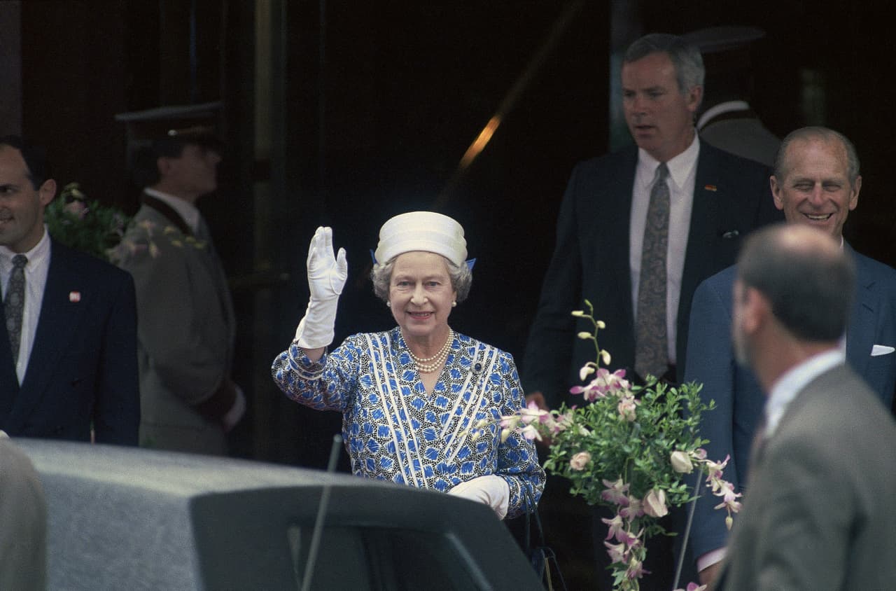 La reina Isabel II visitó Dallas el 21 de mayo de 1991 y estuvo en un hotel del centro de la ciudad. Esta fotografía recuerda su visita a Dallas en una gira que hizo por Texas.