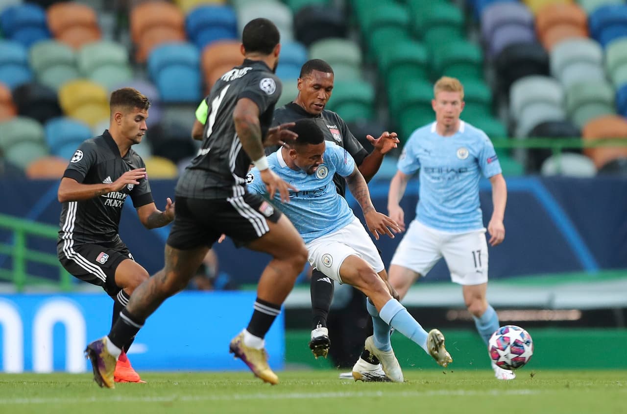 Hacia los 20’ de juego, el partido se disputaba más en media cancha.
