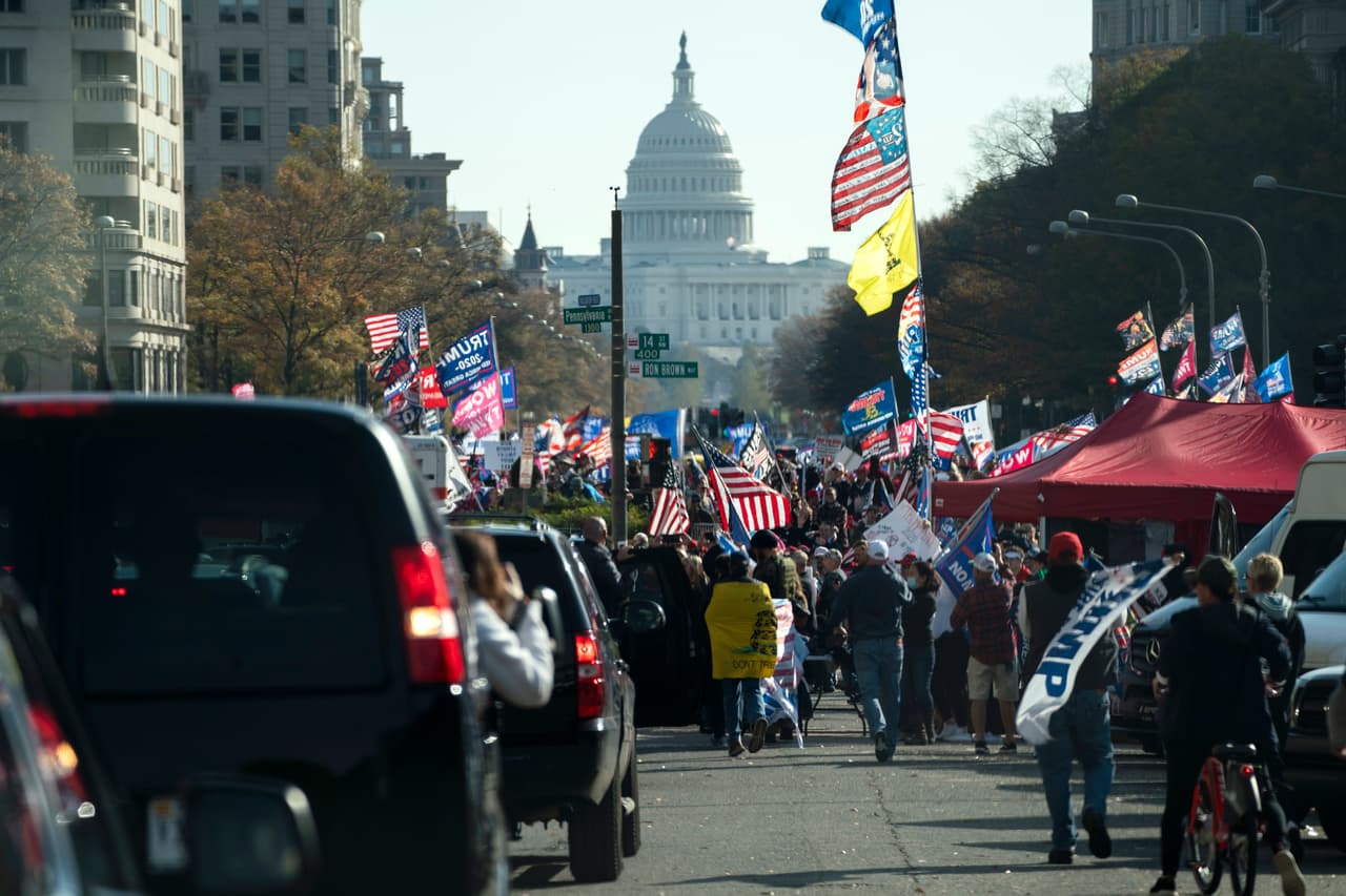 Trump saluda a sus seguidores en Washington DC este sábado.