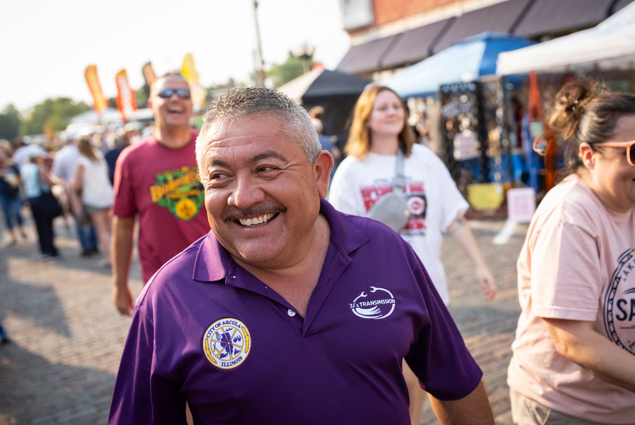 Jesús Garza, alcalde de Arcola, en Illinois, camina en la localidad, el pasado 11 de septiembre del 2021.