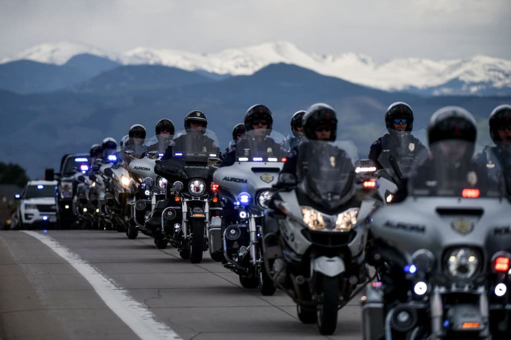 Oficiales de policía también participaron en el homenaje a la víctima mortal del tiroteo en Highlands.