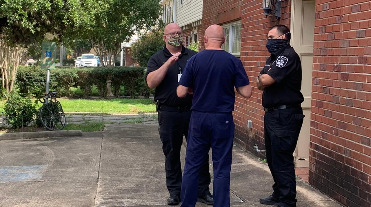 El doctor Jospeh Varón llegó al hospital acompañado de su equipo de trabajo para poder hacer el traslado del bebé Nick.